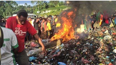 بالصور.. استمرار طقوس حرق السحرة في بابوا غينيا الجديدة