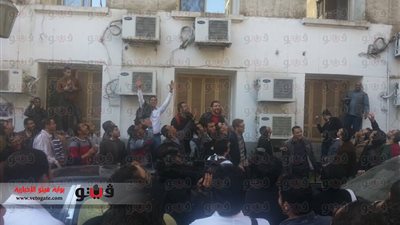 بالفيديو والصور.. وصول مسيرة الأطباء إلى وزارة الصحة