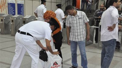 «الأمن» يفتش ركاب المترو بأجهزة الكشف عن المفرقعات