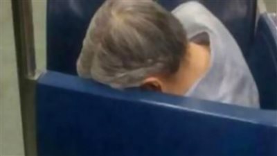 وفاة راكب داخل قطار.. تعرف على رد فعل الركاب (صور)