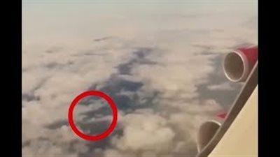 ركاب طائرة يرصدون جسما غريبا يحلق في السماء (فيديو)