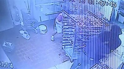 لحظة تصدي عامل للص مسلح أطلق النيران عليه (فيديو وصور)