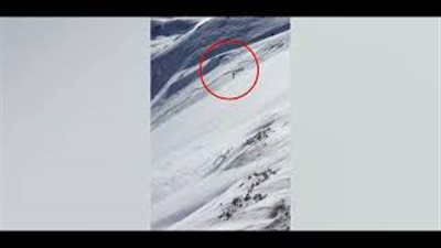 «متزلج» يهرب من الموت غرقا أسفل انهيار جليدي (فيديو وصور)