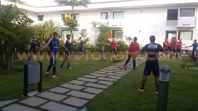 بالصور.. ملخص فاعليات اليوم الأول للأهلي في أبيدجان.. تطعيمات مكثفة لبعثة الفريق..السفير المصري و«جمعة» في الاستقبال..مران خفيف للفريق بحديقة الفندق.. تكريم كبير مشجعي النادي في ساحل العاج