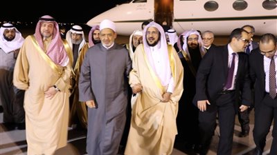 شيخ الأزهر يصل الرياض.. ويلتقي الملك سلمان غدا (صور)