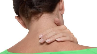 طرق التخفيف من الإصابة بآلام الرقبة