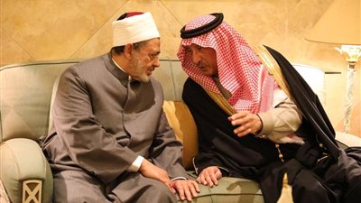 شيخ الأزهر يقدم العزاء لأبناء وأشقاء الأمير طلال بن عبد العزيز آل سعود
