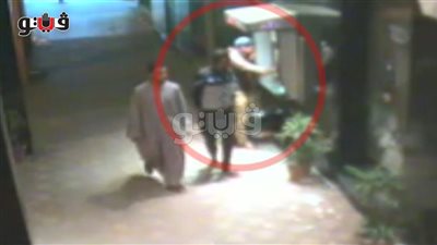 بالفيديو.. لحظة تعطيل عناصر «الإرهابية» ماكينات «بنوك أسوان»