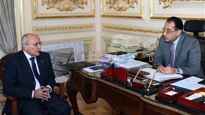 مدبولي يستمع لشرح من العصار حول مشروعات الإنتاج الحربي