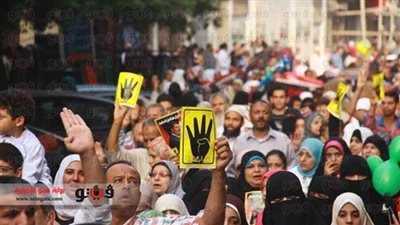 أنصار المعزول يقطعون كوبري محرم بك