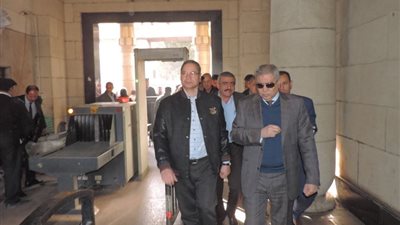 مدير شرطة النقل يتفقد محطة سكك حديد الجيزة ومترو المعادى (صور)