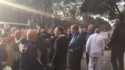 علاء مقلد يقود وقفة موظفي الزمالك أمام منزل مرتضى منصور