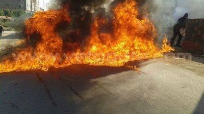 بالصور.. عناصر الإرهابية يقطعون الطريق العام بالأحرار