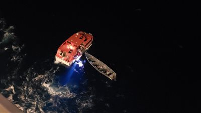 إنقاذ صيادين تقطعت بهم السبل في البحر لمدة 20 يوما (صور)