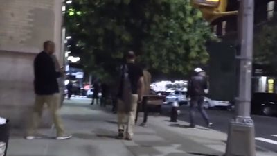 مشاجرة عنيفة بين مجموعة من الشباب (فيديو)