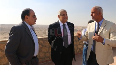 «محلب» يتفقد مركز الزوار بمحمية وادي دجلة ويطلع على خطط تطويرها