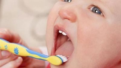 تعرفى على طرق الاعتناء بأسنان طفلك