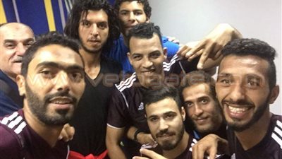 بالصور.. لاعبو المقاصة يحتفلون بالفوز على أسوان بجولة تسويقية
