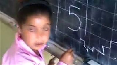 بالفيديو.. مدرس يسخر من طفلة عجزت عن كتابة رقم «5»