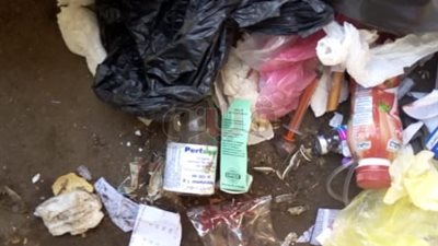 ضبط نفايات طبية وأكياس ملوثة بالدم تخص معامل تحاليل أمام مستشفى دكرنس (صور)