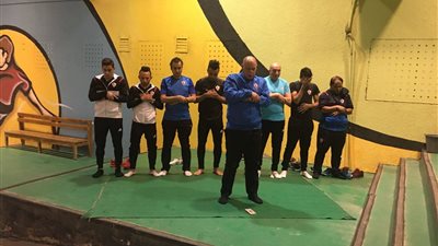 لاعبو الزمالك يصلون العشاء قبل مواجهة الإسماعيلي