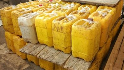 ضبط 11 ألف طن زيت طعام مجهول المصدر داخل مصنع غير مرخص بمطروح