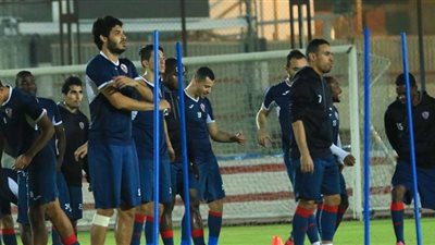 لاعبو الزمالك يجرون تدريبات الإحماء استعدادا للإسماعيلي