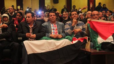 عصام كامل يرفع علم فلسطين في حفل الموسم الثقافي للصحفيين