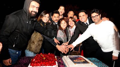 فريق عمل فيلم تامر حسني الجديد «البدلة» يحتفلون ببداية التصوير