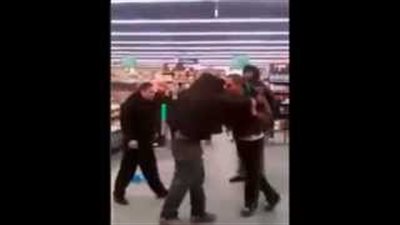بالفيديو.. مشاجرة بالأيدي بين رجلين داخل سوبر ماركت «أمريكي»