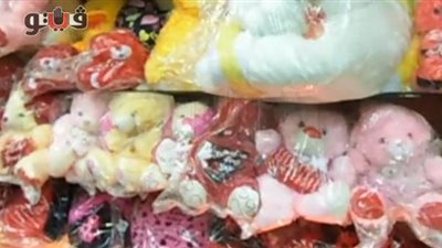 بالفيديو.. المصريون يقبلون على هدايا 