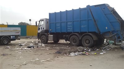 «الجيران لبعضها».. سيارات رفع القمامة تعمل «بروحين» في القاهرة (صور)