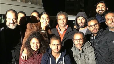 غادة عبد الرازق بصحبة فريق عمل فيلم «كارما» بعد تصوير مشاهدها