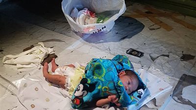 العثور على رضيع تركه والداه بالسوق لتشاجرهما (فيديو وصور)