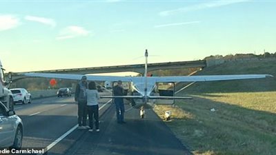 سبب هبوط رجل بطائرته لقضاء حاجته على جانب طريق للسيارات (فيديو وصور)