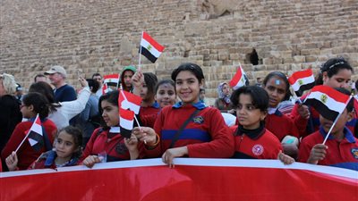 الفنان يوسف منصور مع أطفال «طوف وشوف» بالأهرامات (صور)