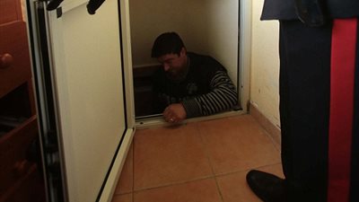 بالفيديو والصور.. القبض على ابن زعيم مافيا يختبئ داخل ثلاجة