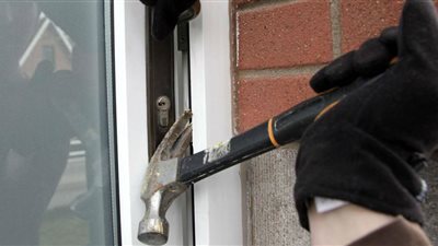 ضبط عاطل سرق 4 محال تجارية بالسيدة زينب