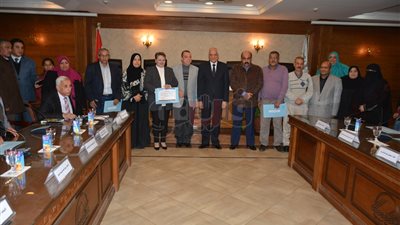 محافظ الجيزة يكرم 56 موظفا من المحالين للمعاش (صور)