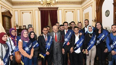 الخشت يلتقط صورا تذكارية مع اتحاد طلاب جامعة القاهرة