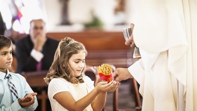 بالفيديو والصور.. كنيسة تفتح فرع ماكدونالدز بدعوى «إنقاذ المسيحية»