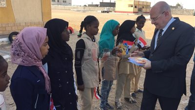 رئيس جامعة الزقازيق يزور عددا من مدارس الشلاتين ويقدم هدايا للطلاب