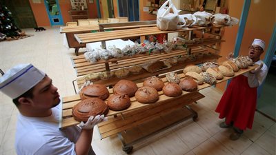 خبازون لبنانيون من ذوي الاحتياجات الخاصة يتقنون فطائر الكريسماس