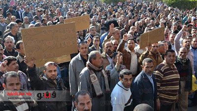 مسيرة بالنعوش تجوب شركة غزل المحلة