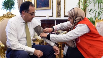 رئيس الوزراء يجري المسح الطبي ضمن مبادرة «100 مليون صحة»