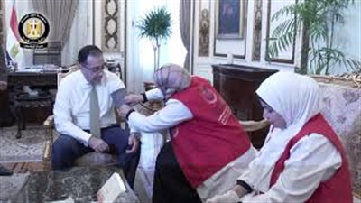 أول فيديو لمشاركة مدبولي في مسح فيروس سي