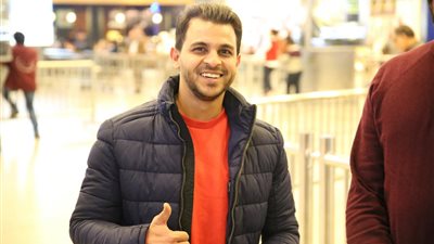 محمد رشاد يصل الكويت استعدادا لحفله الليلة بنادي القادسية (صور)