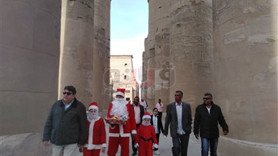 بابا نويل يوزع الهدايا على الأجانب في معبد الأقصر (صور)