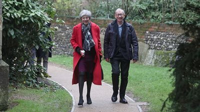 رئيسة وزراء بريطانيا تقدم «عظام» هدية للكلاب احتفالا بالكريسماس (صور)