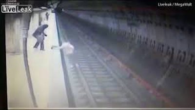 لقطات مروعة لسيدة تدفع راكبة تحت عجلات قطار (فيديو)